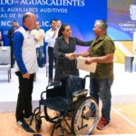 Entrega Tere Jiménez lentes, auxiliares auditivos, andaderas y sillas de ruedas a quienes más lo necesitan