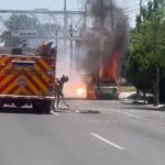Explosión de cables provoca incendio de vehículo y deja sin luz a 10 colonias