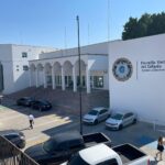 Entrega varios miles de pesos a una señora para que se lo bendiga