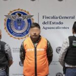 Persigue a un motociclista para golpearlo con una piedra y asesinarlo
