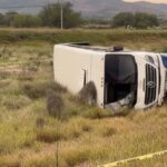 Fallece conductor tras volcadura de camión de transporte de personal en Rincón de Romos